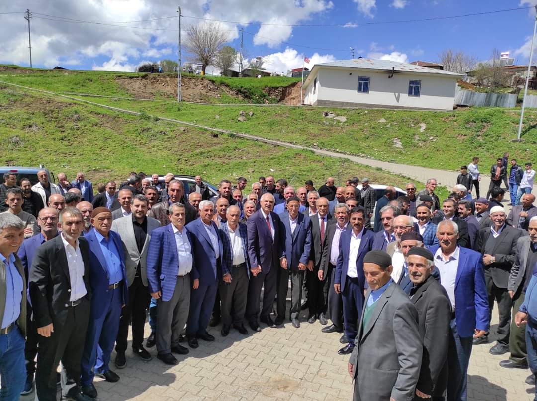 mahfuz_arslan's tweet photo. Ramazan Bayramı kapsamında, Milletvekili adayımız Ziya Buyankara ve Teşkilatlarımız ile beraber,#Zeynep #Siniwelan, #küçüktekören, #ğarib #wusfan #dodan #nahman #Çan #madrag #derearyan #fekçuni #sarıçiçek/germik ve #simsor köylerine bayram ziyaretleri gerçekleştirdik. https://t.co/uZyDtEDYDo