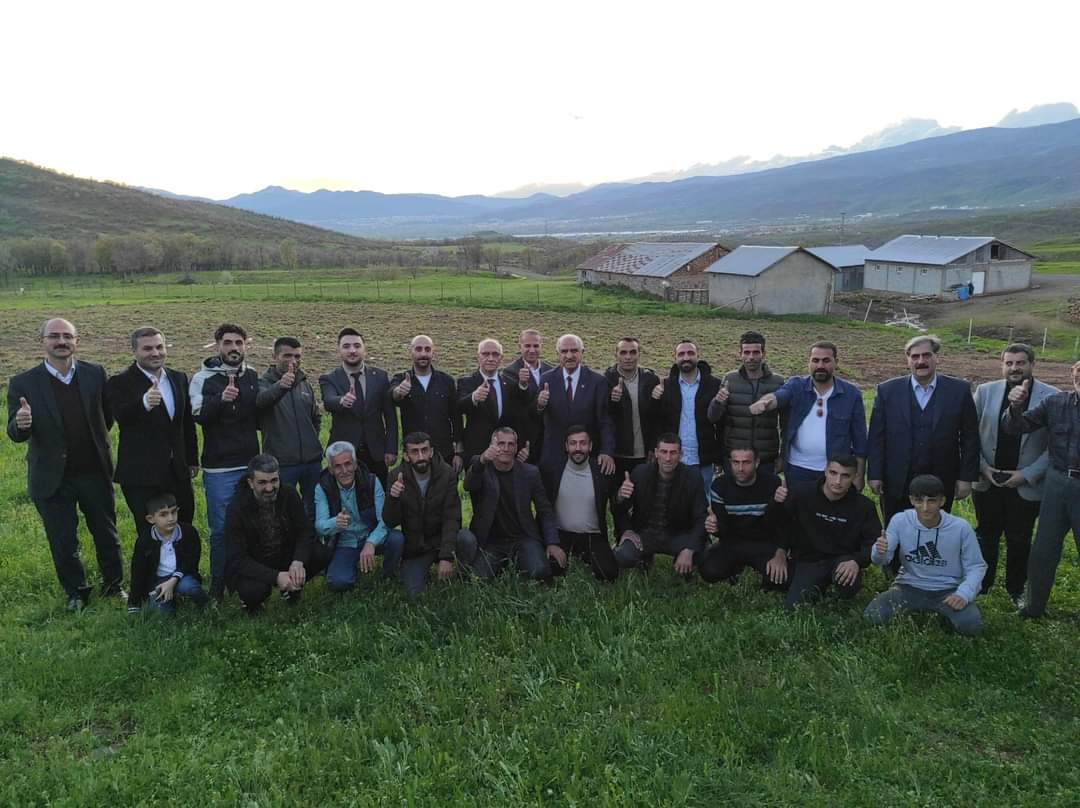 mahfuz_arslan's tweet photo. Ramazan Bayramı kapsamında, Milletvekili adayımız Ziya Buyankara ve Teşkilatlarımız ile beraber,#Zeynep #Siniwelan, #küçüktekören, #ğarib #wusfan #dodan #nahman #Çan #madrag #derearyan #fekçuni #sarıçiçek/germik ve #simsor köylerine bayram ziyaretleri gerçekleştirdik. https://t.co/uZyDtEDYDo