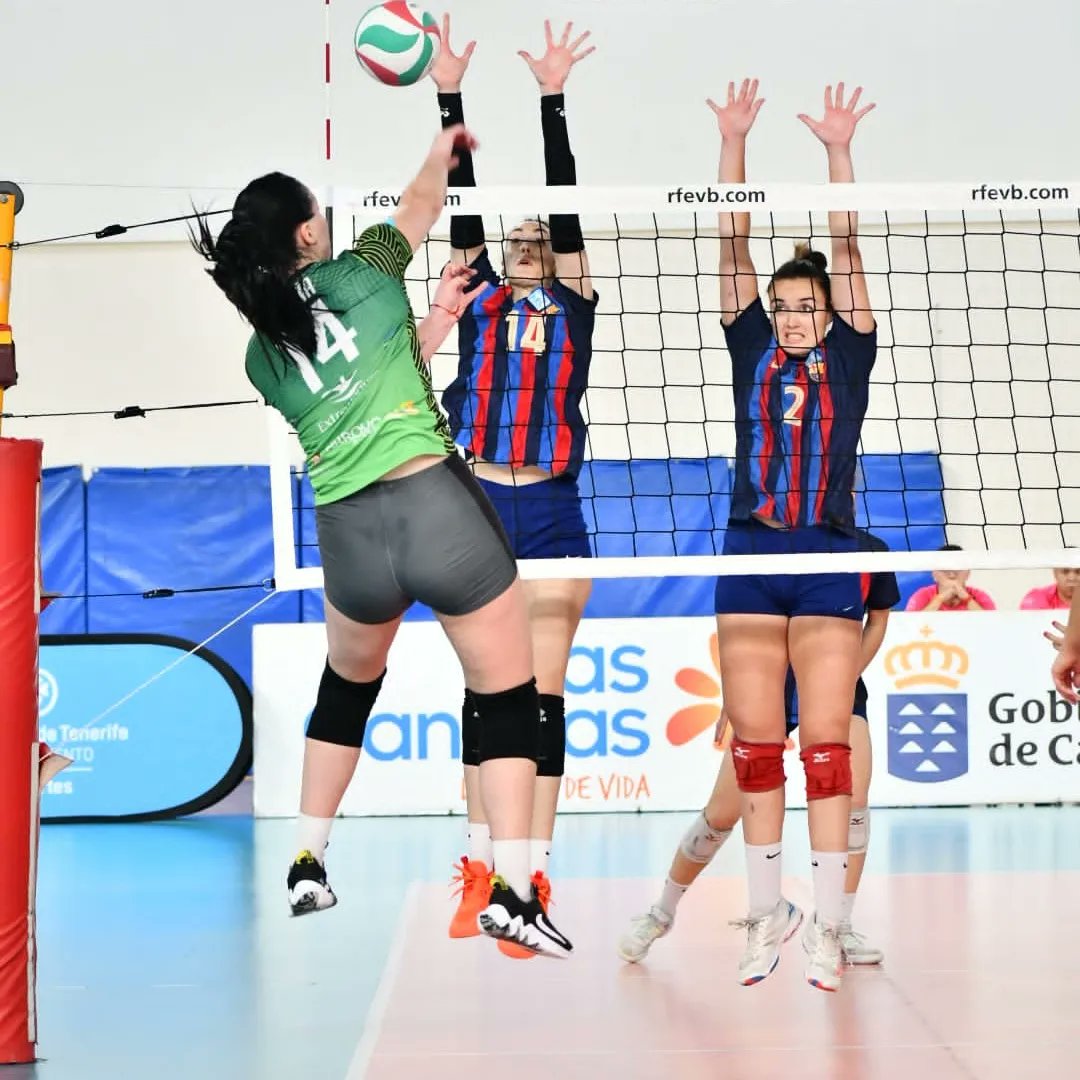 RFEVB's tweet photo. 🏆🏆 Unas semifinales de lujo para definir el ascenso a #LigaIberdrolaVB en la #FaseFinalSF2.
⏰17h. duelo catalán @voleipremiadalt - @CVBarcelona
⏰ 19 h. @cvmelilla - @Cvcuestapiedra
📰 Crónica y galería del viernes https://t.co/TxSfvLWbtc https://t.co/kIAaBPuve0