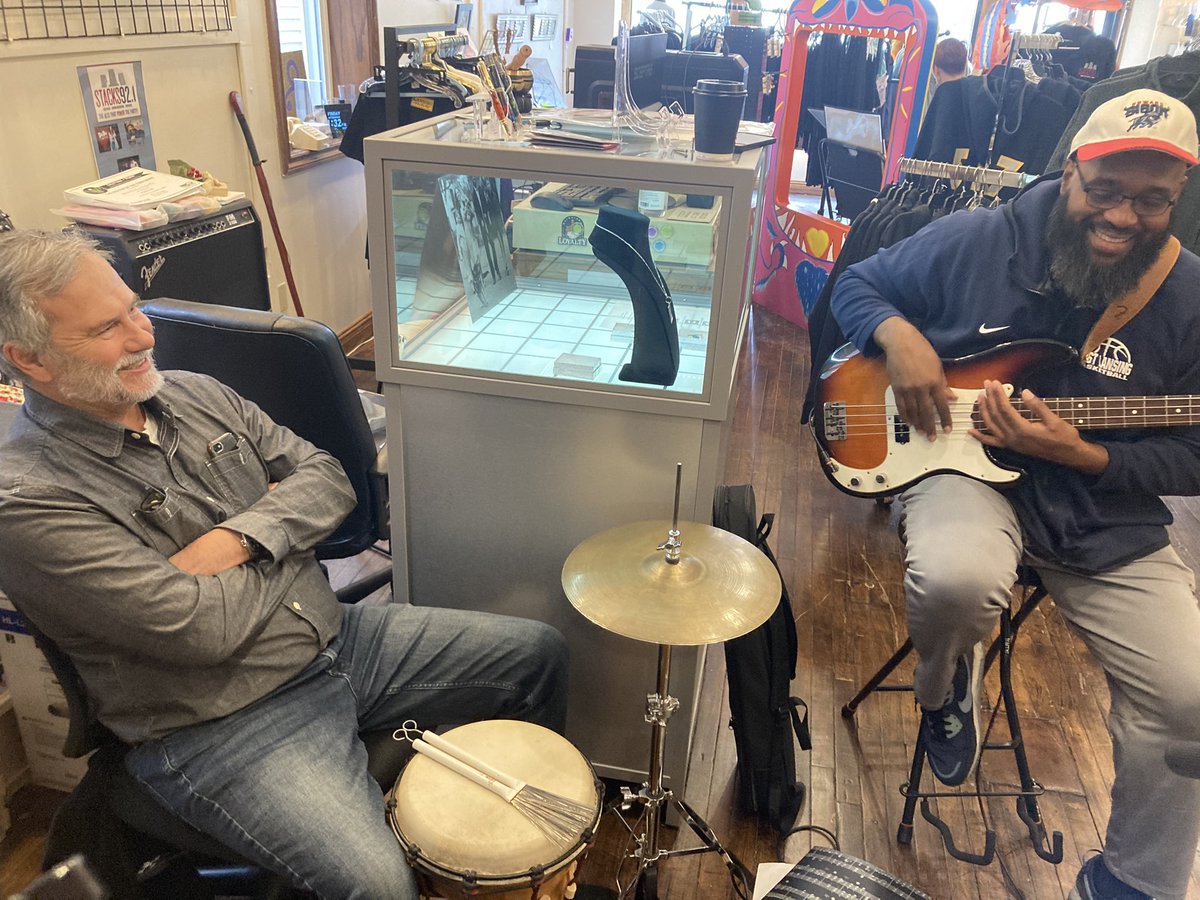 The fellas chillin’ <a href="/MetroMelik517/">Metro Melik 517</a> today. 😎
#groovedrs3 #groovedoctors #metromelik