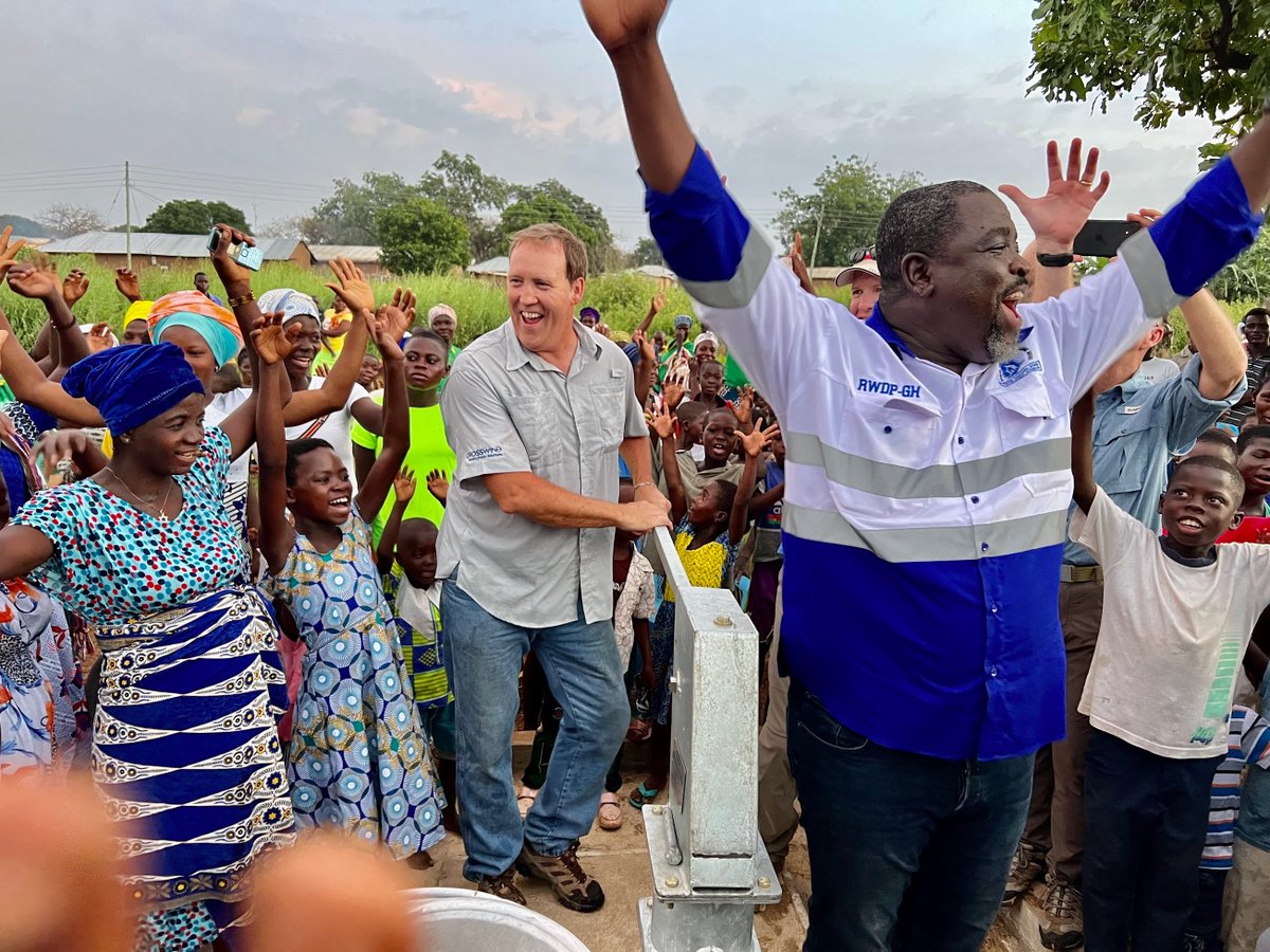 @leachfortexas @CrosswindPR @GWAMissions Celebrating #firstwater near the Togo and Ghana border.