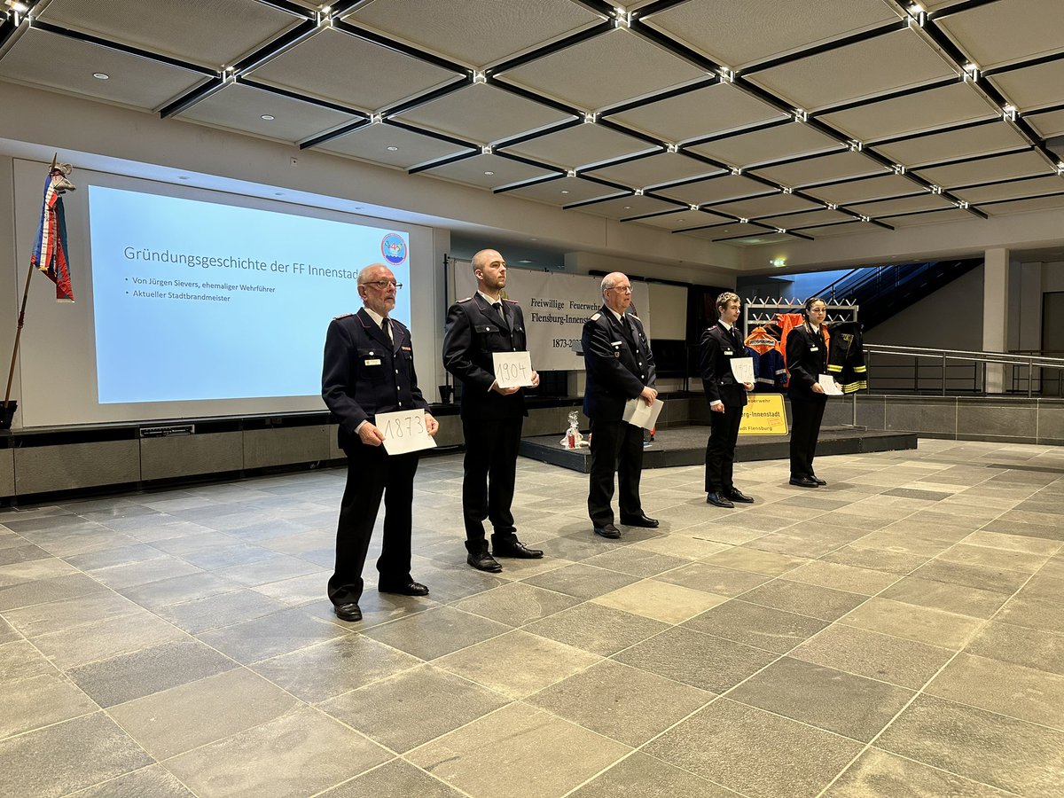 Unsere Wehrführung war heute zum Festempfang für 150 Jahre <a href="/ffinnenstadt/">Freiwillige Feuerwehr Flensburg Innenstadt</a> im Rathaus <a href="/Stadt_Flensburg/">Stadt Flensburg</a> 
Herzlichen Glückwunsch zum Jubiläum! 🎊 #flensburg #feuerwehr #jubiläum #Ehrenamt