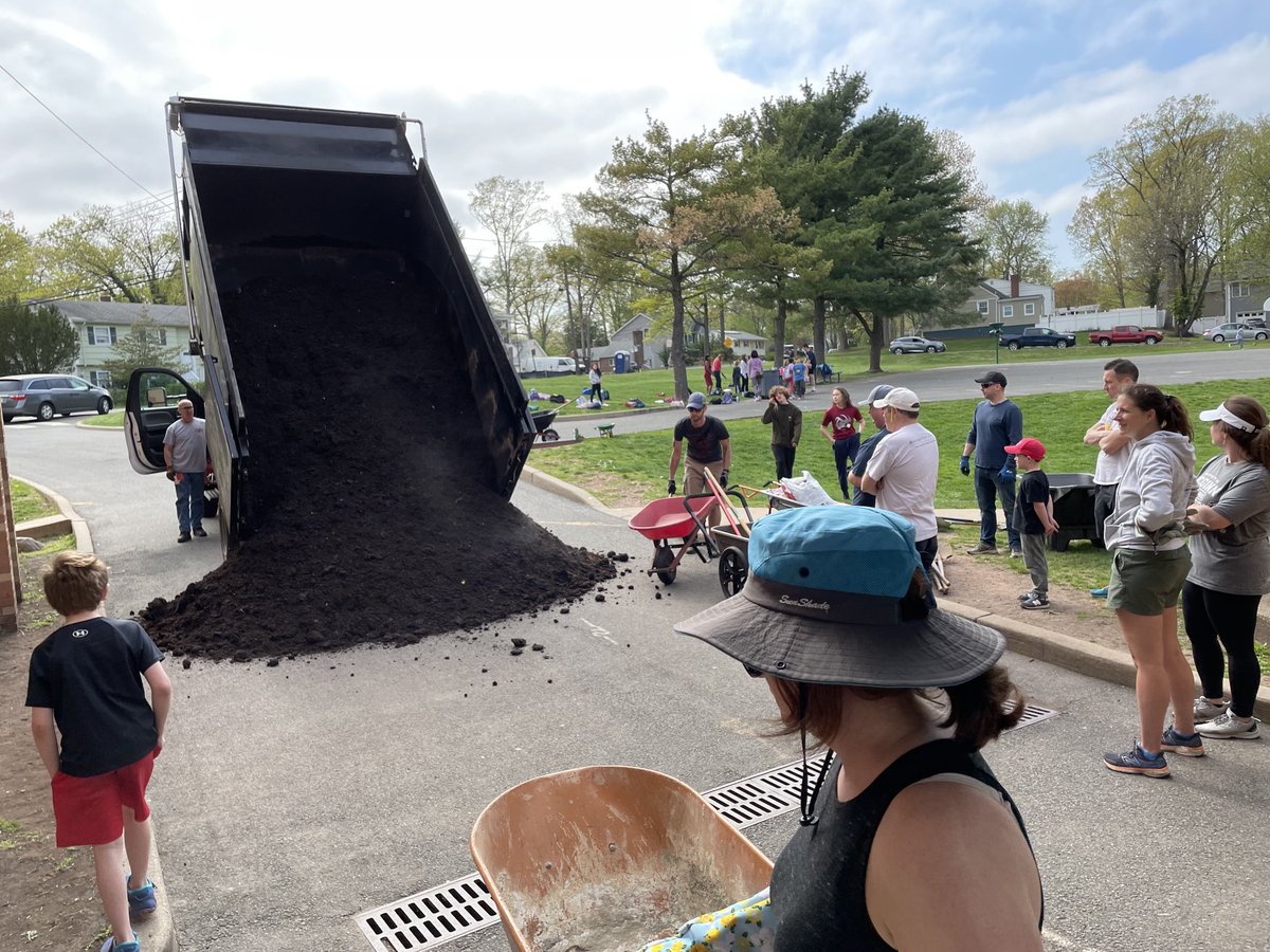 McGinnDragons's tweet photo. Thank you, to our PTA for donating five yards of soil and to our hard-working volunteers who moved it to our Community Garden and our soon to be Butterfly Garden! #teamwheelbarrow #teamworkmakesthedreamwork https://t.co/NgSL4bVWXA
