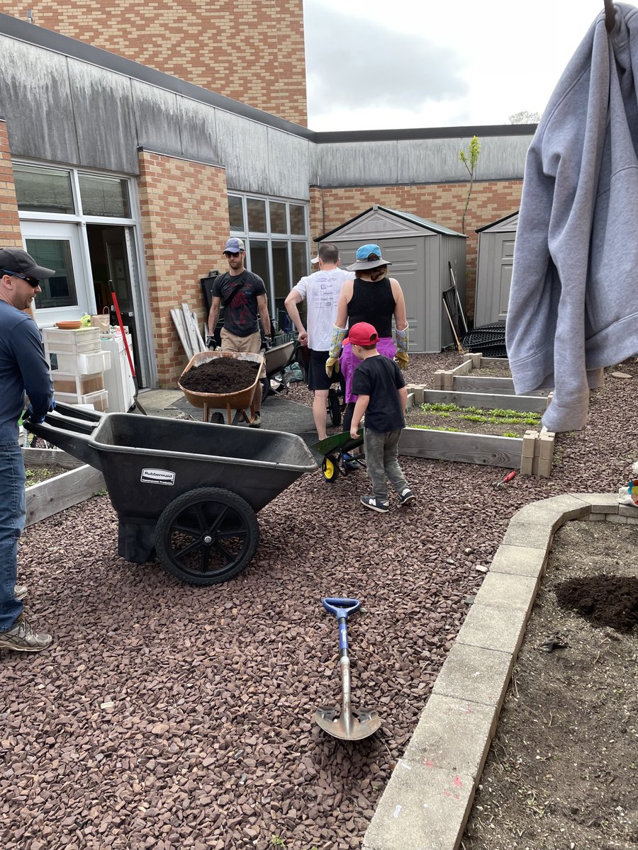McGinnDragons's tweet photo. Thank you, to our PTA for donating five yards of soil and to our hard-working volunteers who moved it to our Community Garden and our soon to be Butterfly Garden! #teamwheelbarrow #teamworkmakesthedreamwork https://t.co/NgSL4bVWXA