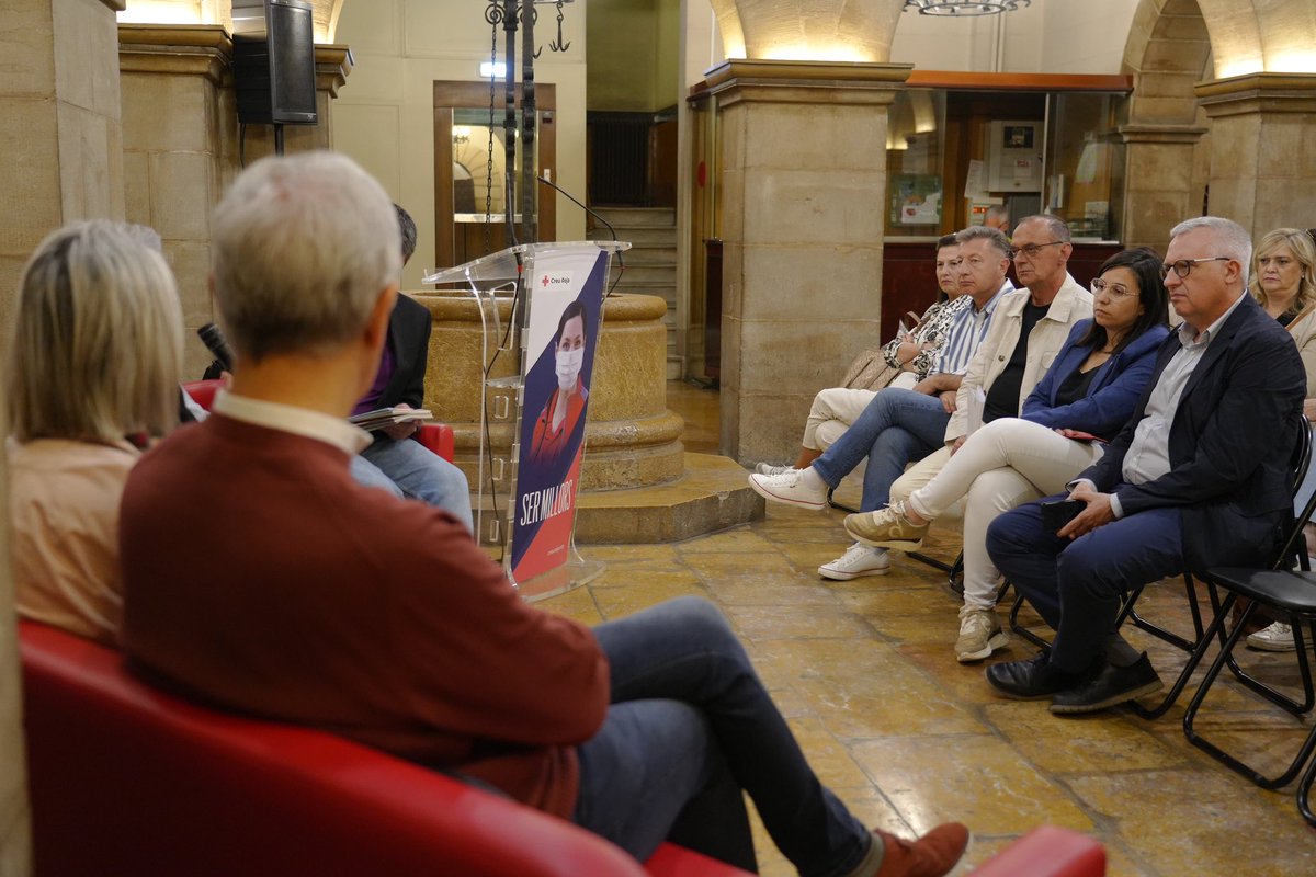 MiquelPueyo's tweet photo. Adoptar i acollir és un acte d’amor i una experiència transformadora i única. Avui hem assistit a la presentació d’“Acolliments familiars”, una exposició fotogràfica de @JXoy que mostra, de manera sensible i propera, les diferents modalitats d’acollida i les situacions presents en la vida dels infants i joves acollits, la família d’origen i la família acollidora ☺️