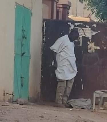 الدعامي عشان مايقبضوهو يملص منطلونو يعني لو قبضوهو يملص لباسو