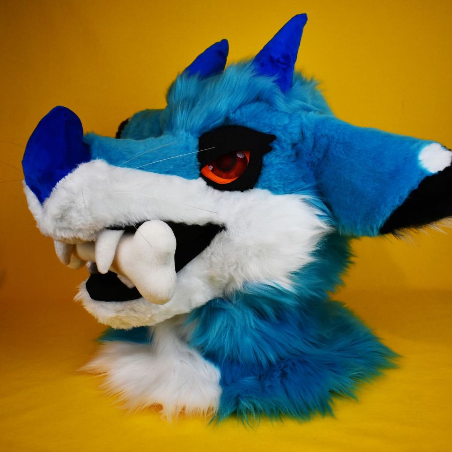 KindnessofCrows's tweet photo. not only do the bones made by A Kindness of Crows fit neatly into a fursuit mouth🦴

but they go SQUEAK🎺

https://t.co/KPOdm9yUs4

#fursuitprop #furry #furryprop #drolf #fursuitmaker https://t.co/tXRx079SqT