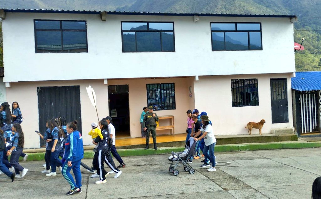 PoliciaCasanare's tweet photo. En el Marco del plan "Protección a la Niñez Construyendo Seguridad y Paz Con la Juventud", Nuestros uniformados del municipio de  #Sacama, realizan acompañamiento a los estudiantes de la Institución Educativa Antonio Nariño. #DiosYPatria https://t.co/T8K9z9e3zD