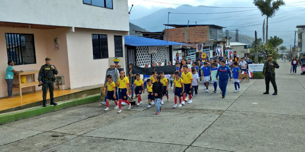 PoliciaCasanare's tweet photo. En el Marco del plan "Protección a la Niñez Construyendo Seguridad y Paz Con la Juventud", Nuestros uniformados del municipio de  #Sacama, realizan acompañamiento a los estudiantes de la Institución Educativa Antonio Nariño. #DiosYPatria https://t.co/T8K9z9e3zD