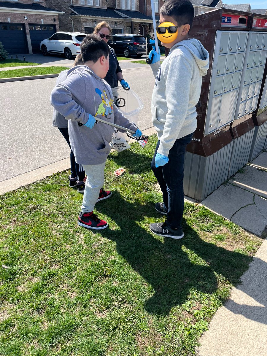 MsCormier1's tweet photo. Working together today to help clean our community for Earth day 🌎 🌱 https://t.co/yGNSLxKxis