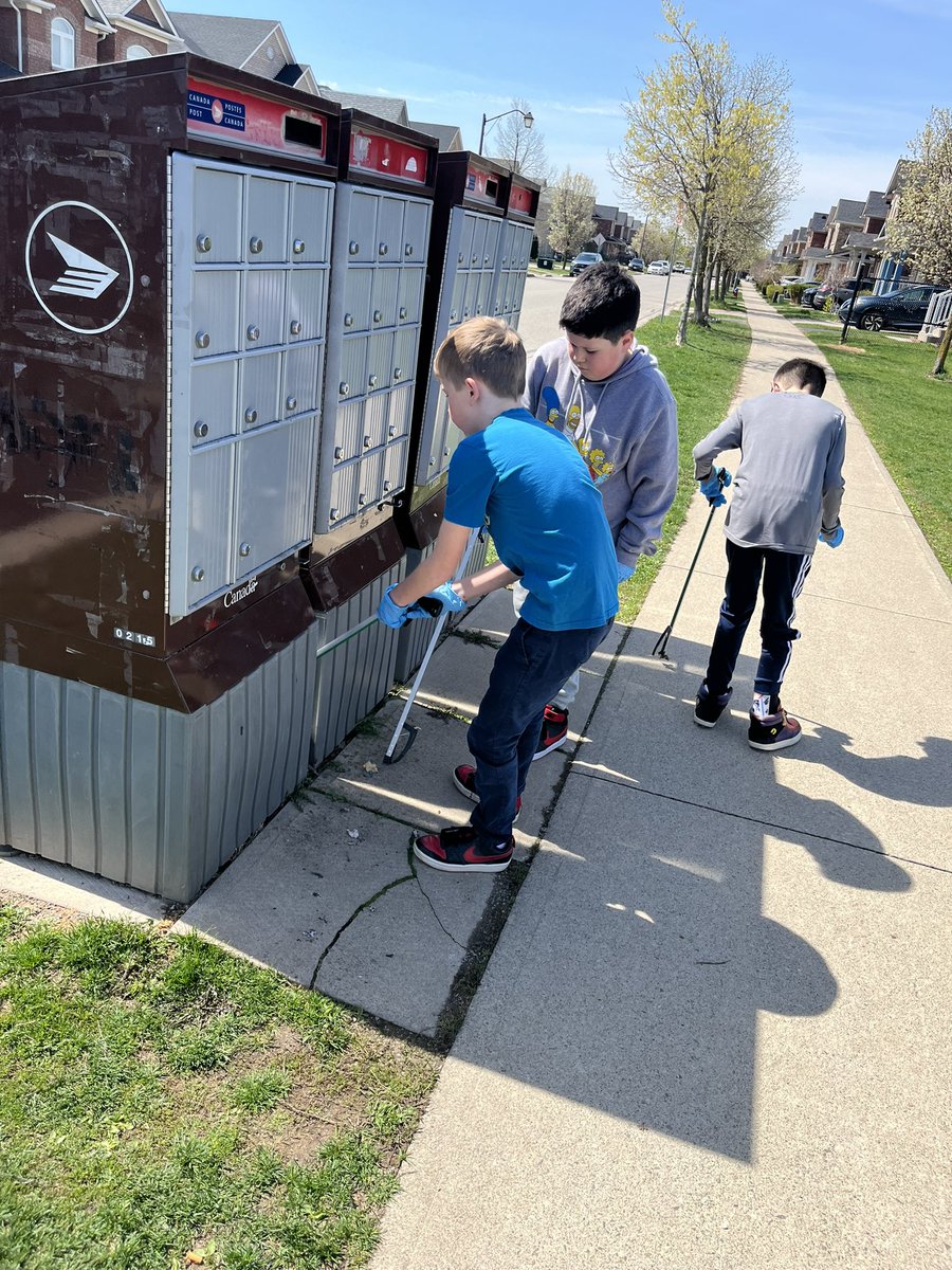 MsCormier1's tweet photo. Working together today to help clean our community for Earth day 🌎 🌱 https://t.co/yGNSLxKxis