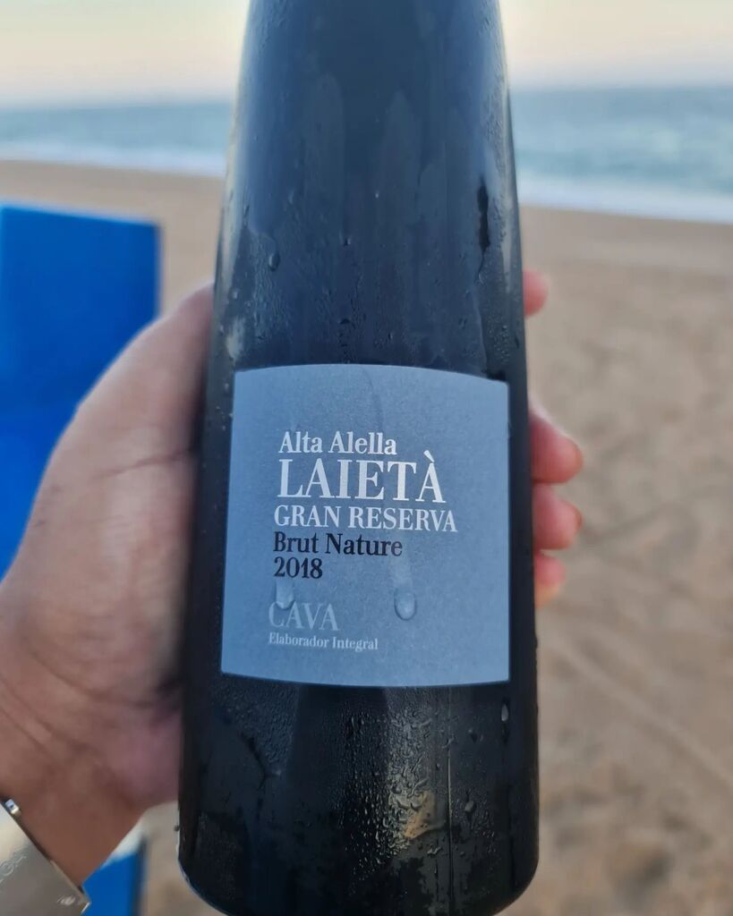El cava, esas burbujas de la Terra, tienen sus sombras y luces. Para mí Laietà es una joya que Alta Alella ha sabido mantener con una calidad impresionante. La botella es única y su empaquetado muy top. Si a esto le sumamos el precio, que no supera los 25€, tenernos un vino …