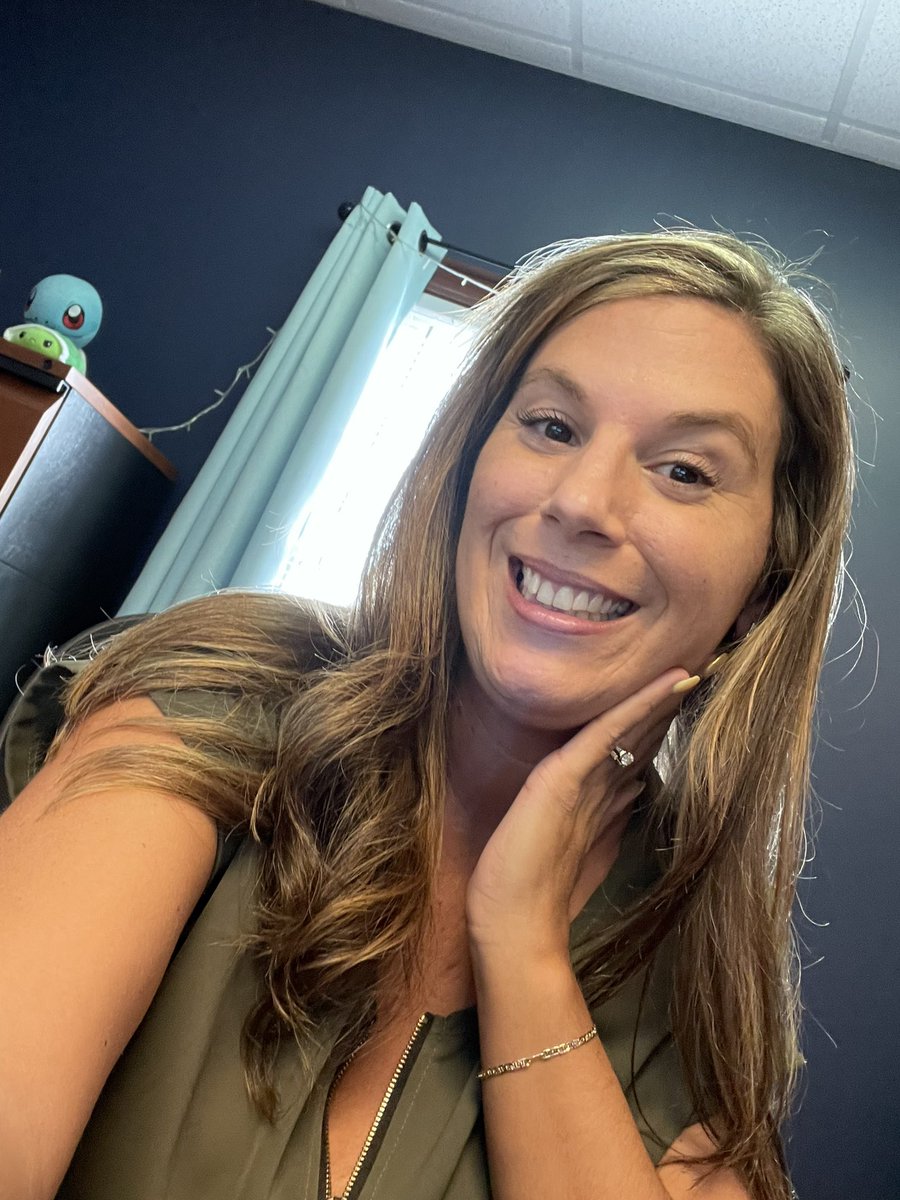 JulieHockenber1's tweet photo. Lots of fun and excitement this week in Boardman. @Michael__Horner @ruthtadlock @AdamMiller0615 @JenniferCurry15 @WhitneyPryor88 Today we wore green for Earth Day. We had a site visit and Town Hall. All the fun!!!!#lifeatatt #WeGotYourBackOffice https://t.co/Qn8j3Qc54t