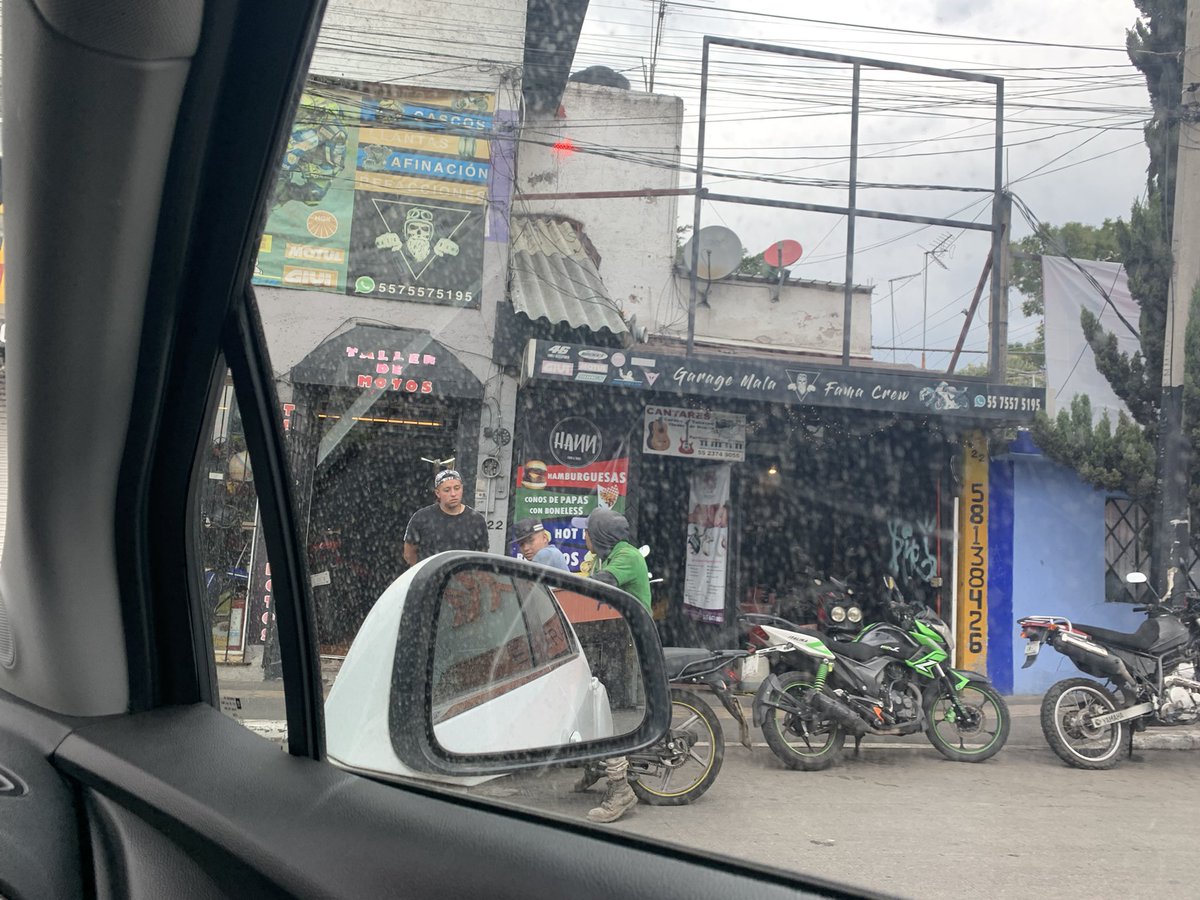 galindomagy's tweet photo. @AdrianRubalcava Hola! Espero que te encuentres muy bien. Sabes enfrente de Chedraui hay una tienda de motos y porque no ocupan un carril para ponerlas lleva tiempo y es el colmo porque tenemos dos carriles de bajada y por ellos no! Creo que no se vale que haya gente abusiva!! https://t.co/hs8sUWILWX