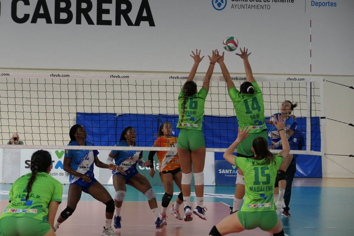 RFEVB's tweet photo. 🏆🏆 Unas semifinales de lujo para definir el ascenso a #LigaIberdrolaVB en la #FaseFinalSF2.
⏰17h. duelo catalán @voleipremiadalt - @CVBarcelona
⏰ 19 h. @cvmelilla - @Cvcuestapiedra
📰 Crónica y galería del viernes https://t.co/TxSfvLWbtc https://t.co/kIAaBPuve0