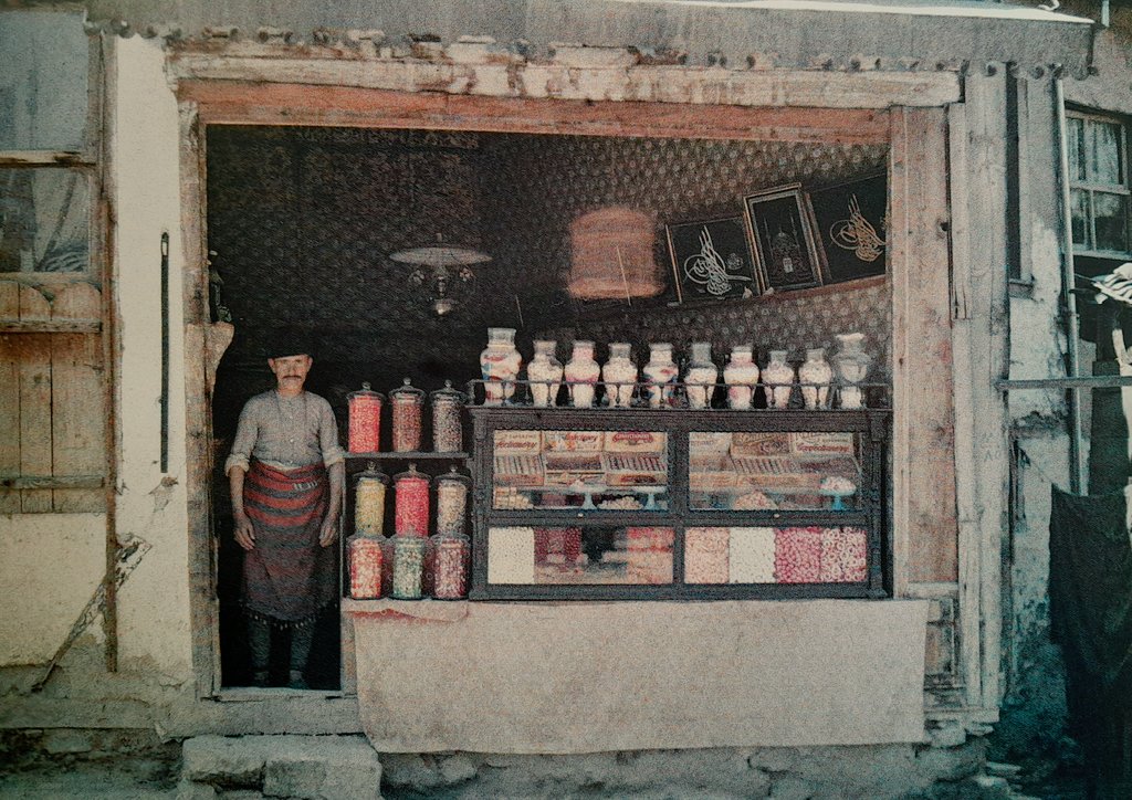 Şeker 🍬🍬🍬gibi bir fotoğraf...

#Osmanlı Döneminde#Bursada bir #şekerci dükkanı.

#eskibursa
#eskibursafotoğrafları
#osmanlıdönemibursa
#osmanlışekerci
#osmanlıdönemibursaşekerci 
#kerimbayramoğlu
