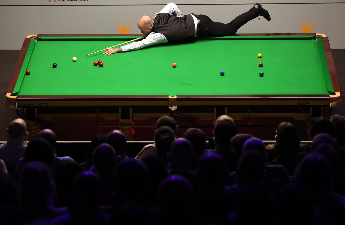 TimRicour's tweet photo. O'Sullivan vs Brecel. Wie heeft er nog een ticketje op overschot? #crucible #snooker (photonews) https://t.co/QDUJW7W8Oj