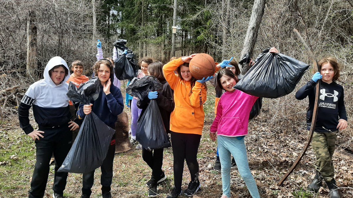 Une belle journée pour nettoyer notre sentier....#Journeedelaterre <a href="/ecolecatholique/">CECCE</a> <a href="/EcoEcolesCAN/">ÉcoÉcoles Canada</a> <a href="/smbmerrickville/">SMB</a> @JulieTerpstra <a href="/GabrielleLefe/">Gabrielle Lefebvre</a> <a href="/Isaarcenciel/">Isabelle Paquette</a>