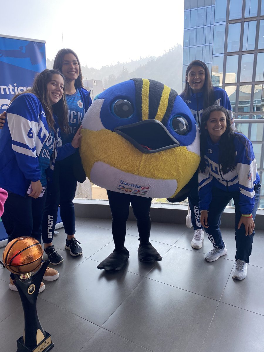 PUCV_Santiago's tweet photo. Hoy el querido Fiu de @santiago2023 acompañó a nuestras jugadoras de básquetbol 3x3, en el homenaje realizado por su participación en el 4to FISU America desarrollado en Lima, Perú en el año 2022.

¡Felicitaciones! 👏🏻 https://t.co/ZnWtxp81sa