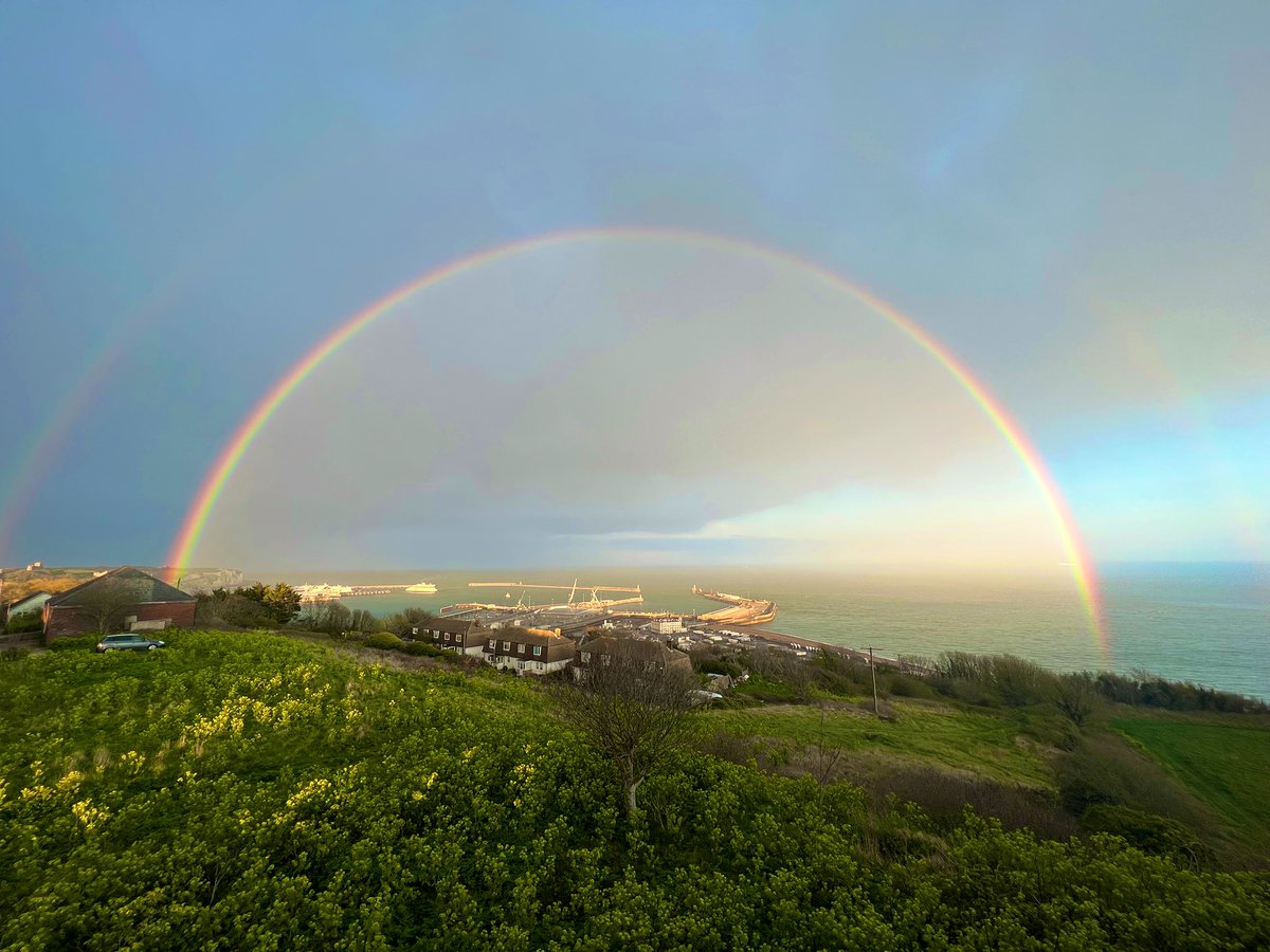 Emilymmays's tweet photo. @bbcsoutheast we took this at 19:15 this evening looking over the port of Dover!🌈 https://t.co/CcYLH8Jbqk