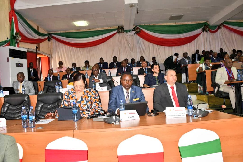 JishoRyiza's tweet photo. Au moment où il se déroulait à Bujumbura un grand forum sur le développement du Burundi, la plupart des #abatwip  etaient engagés dans une passe d'arme verbale très violente sur le cas #Bunyoni 
@pnininahazwe , @willymartin , @rugbob78 , @ApolloSmile , @DANYKAB1971. https://t.co/VkxhPazpDM