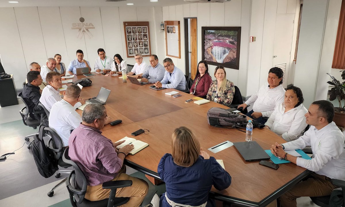 SENA_Antioquia's tweet image. #ParaFinalizar su visita en nuestra Regional, el Director General, se reunió con los subdirectores de los 16 Centros de Formación, con la finalidad de articular acciones para impulsar el crecimiento de nuestro departamento