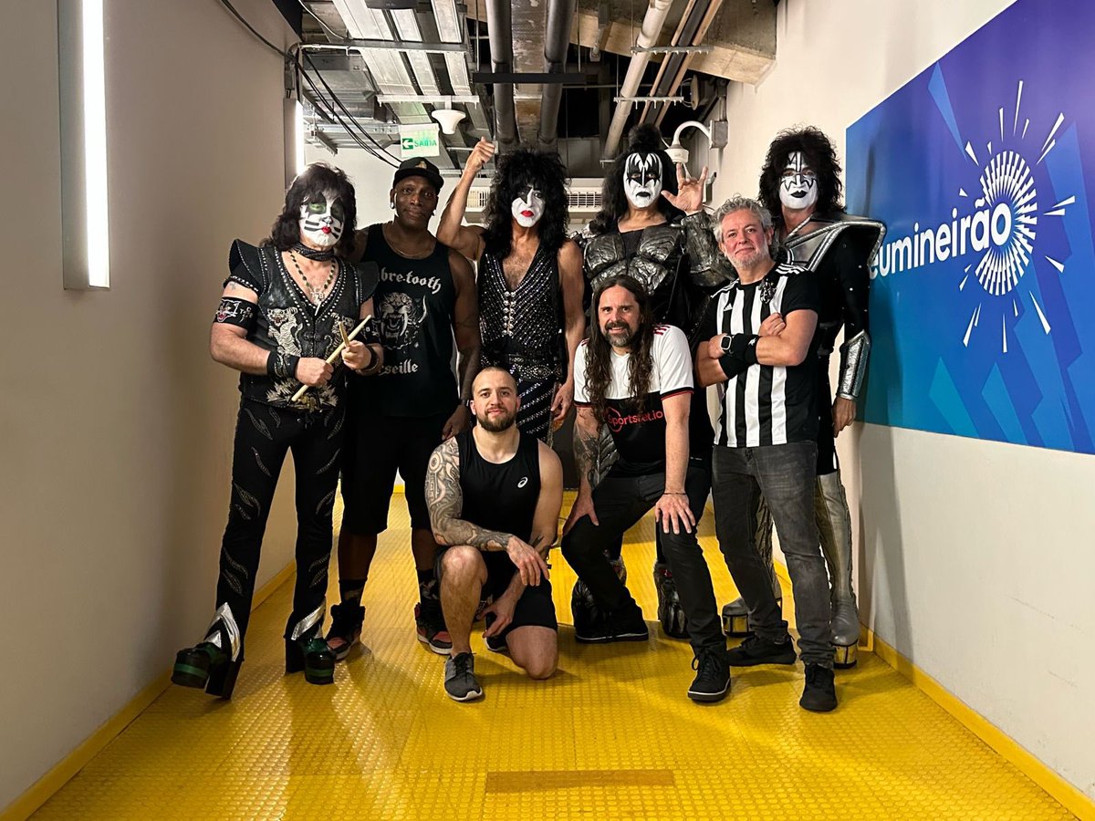sepulturacombr's tweet photo. 💪🤘 @kiss+@sepulturacombr

It was awesome to play a few 🇧🇷Brasil shows🇧🇷 with these legends. Thanks for the photo, @RossHalfin 🫡🫡 https://t.co/G011SlH1bJ