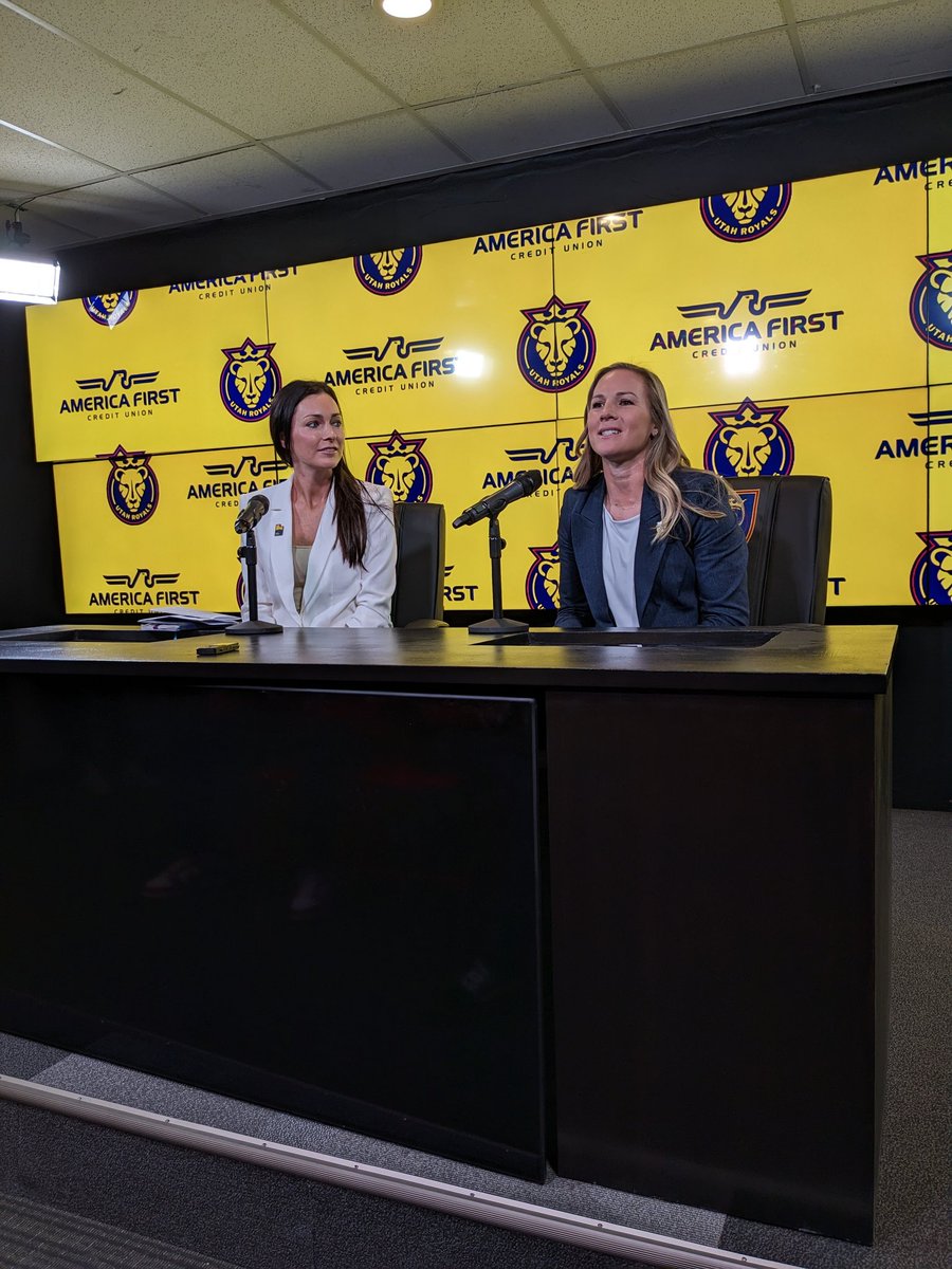 moranseanmc's tweet photo. Find someone who looks at you (with total admiration and confidence) the way Pres Hyncik looks at @AmyRodriguez8 

The @UtahRoyalsFC are in exceptional hands with these two at the helm. 💪

#loyaltotheroyal #urfc #soimpressed https://t.co/HnzaeElhcw