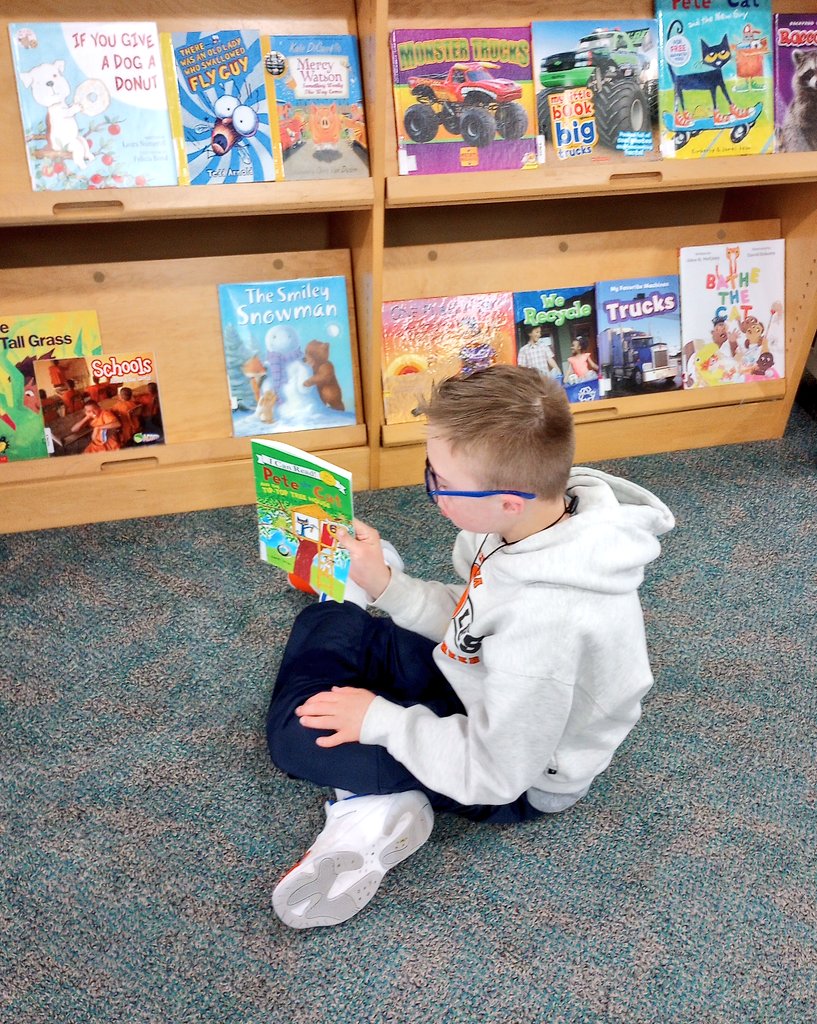 MrsZubarevLMC's tweet photo. Look who I caught reading! 📚👀 #WebsterLMC #WebsterWildcats🐾 #LivoniaPride https://t.co/aHgcsT70XY