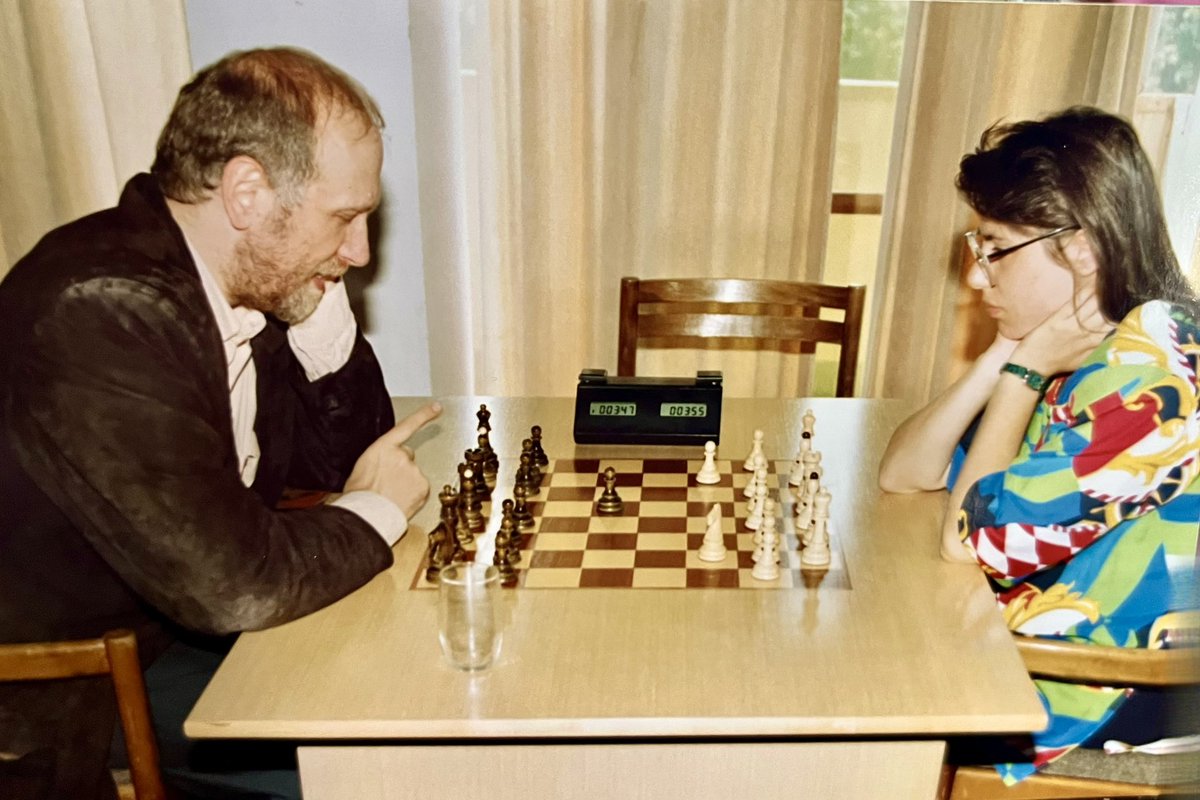 SusanPolgar's tweet photo. Never been seen photo of Bobby Fischer proudly showing me his creation, the digital chess clock! It became the standard of chess clocks today. After that, we proceeded to play the first of countless Fischer Random games. As we played, we worked on improving the rules (initial placement of pieces, bishops and rooks placements, castling, etc.) to what they are today. #FischerRandom #BobbyFischer @FIDE_chess @ECUonline @EuropeEchecs