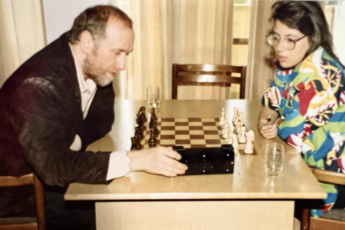 SusanPolgar's tweet photo. Never been seen photo of Bobby Fischer proudly showing me his creation, the digital chess clock! It became the standard of chess clocks today. After that, we proceeded to play the first of countless Fischer Random games. As we played, we worked on improving the rules (initial placement of pieces, bishops and rooks placements, castling, etc.) to what they are today. #FischerRandom #BobbyFischer @FIDE_chess @ECUonline @EuropeEchecs
