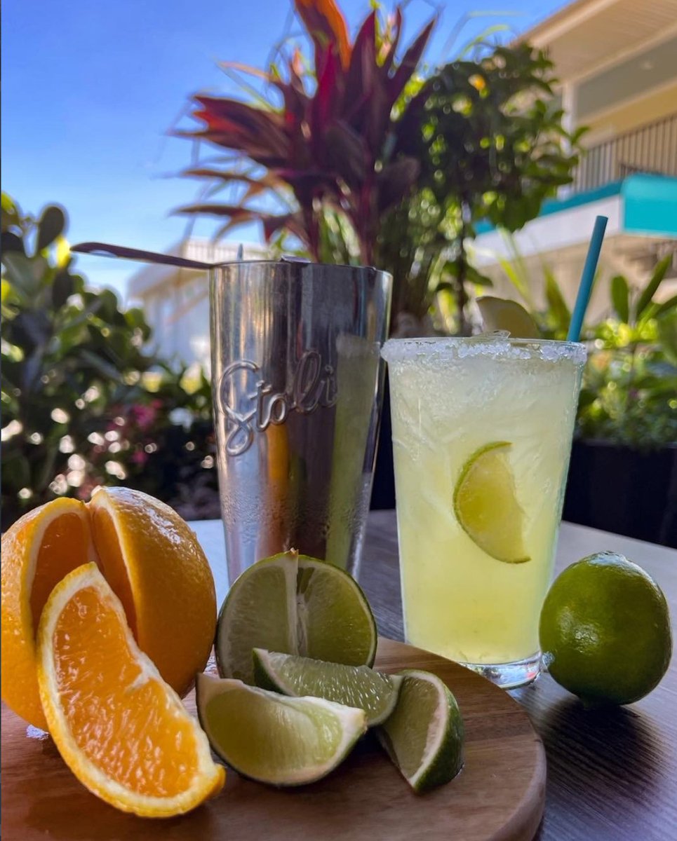 RealPureFlorida's tweet photo. It's Friday...take a load off! 🍹

Enjoy delicious drinks all weekend long at @locknkeyrestaurant ✨

📸: @locknkeyrestaurant

#Friday #PuntaGorda #LockNKey https://t.co/httiWXG0fI