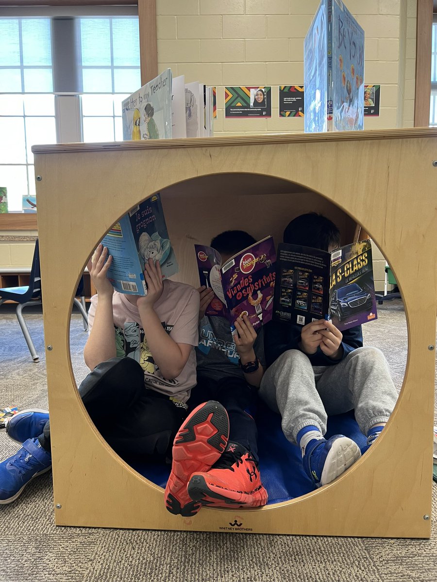 We love la bibliothèque! 📚🐛
