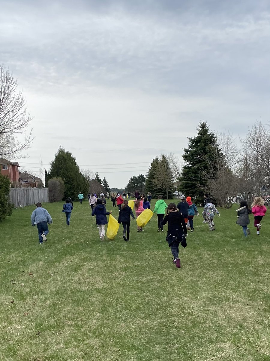 Springing into clean today! #SIC2023 <a href="/cityofbarrie/">The City of Barrie</a>