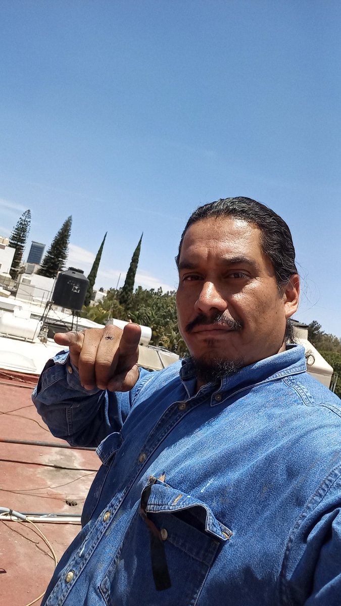zikioblack79's tweet photo. @fabivargasfm @JuanPabloALimon @MAXIMA1067FM Hola, otea vez yo pidiendo me apunten para ese discazo #SongsOfSurrender para mi acervo musical soy Daniel Guadalupe Benitez Quintana y para ponerme creativo apenas una viky bien helodia al lado de Faby para no sentir lo tupido de este inche solazo, saludos desde alguna azotea https://t.co/1h9OMkZuUK