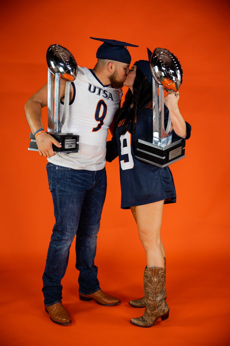 sydneyyyyyyyy9's tweet photo. Wait, how do our Tassels look?? 🎓💙🧡 #BirdsUp #Gradszn https://t.co/GXon2zsNYe