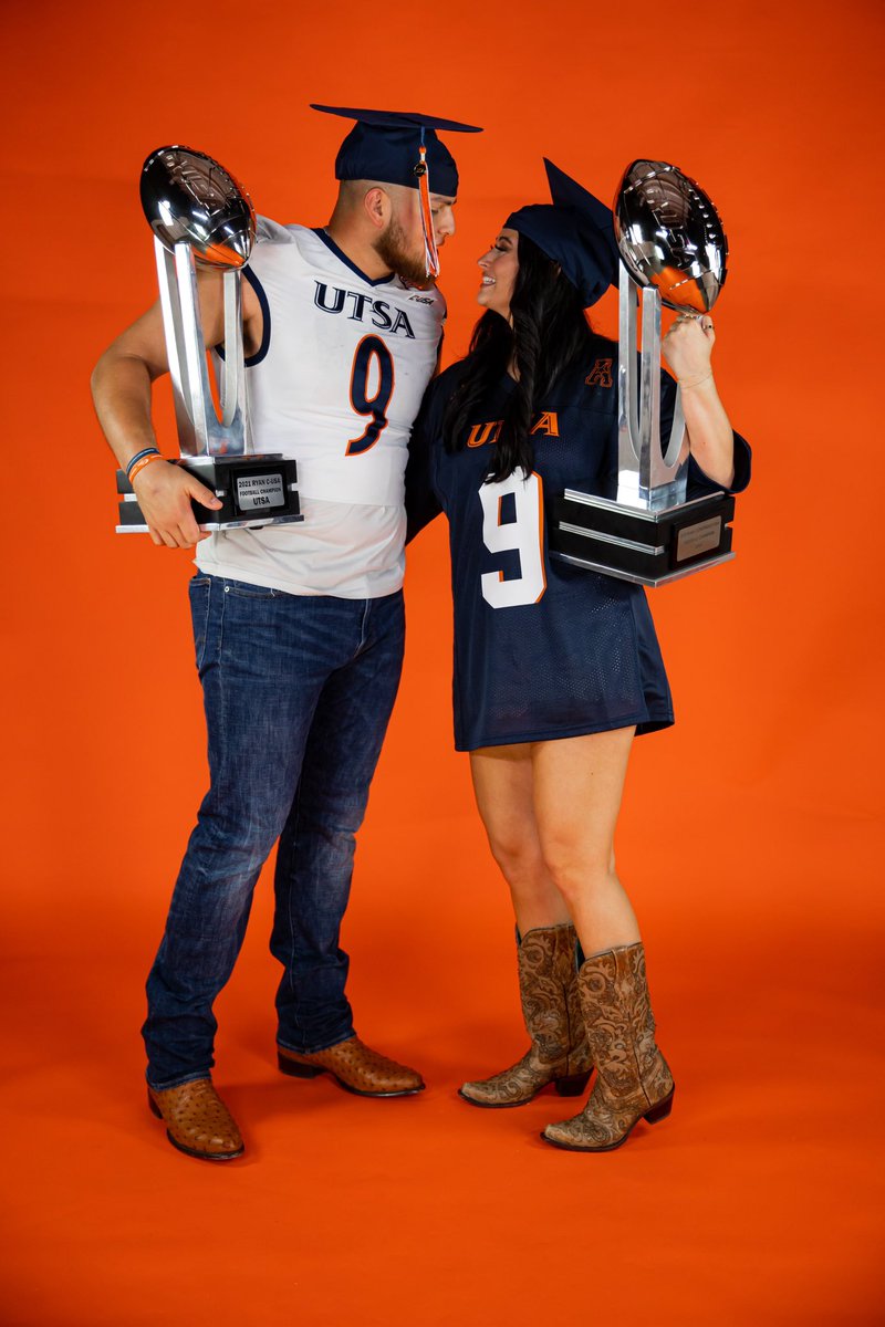 sydneyyyyyyyy9's tweet photo. Wait, how do our Tassels look?? 🎓💙🧡 #BirdsUp #Gradszn https://t.co/GXon2zsNYe