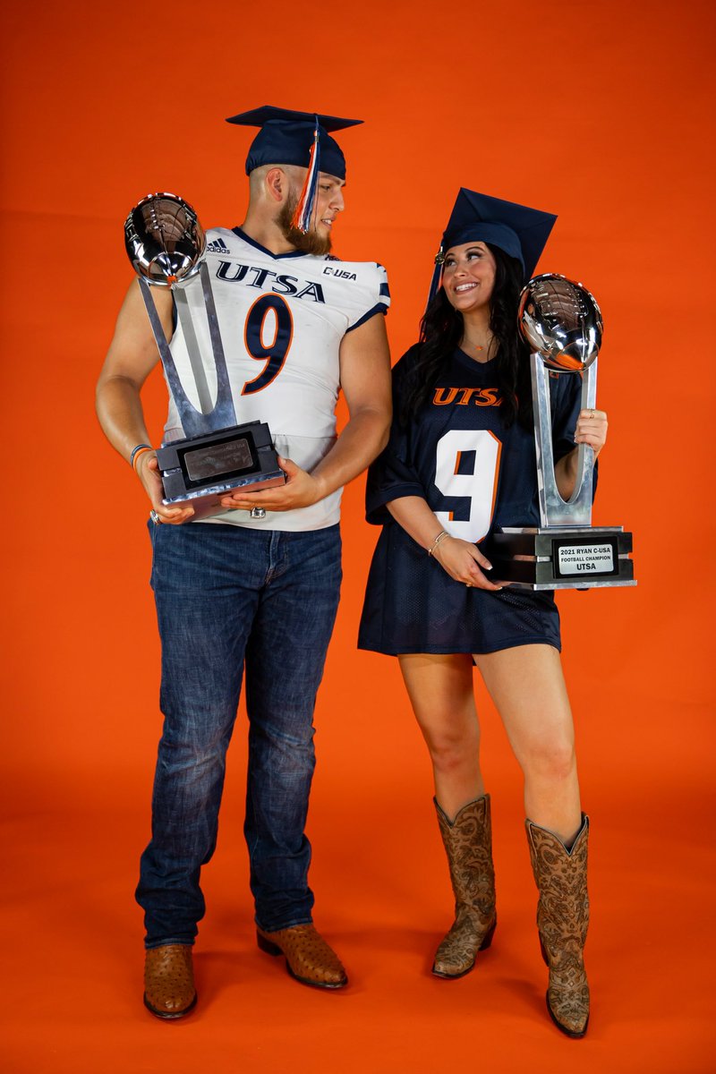 sydneyyyyyyyy9's tweet photo. Wait, how do our Tassels look?? 🎓💙🧡 #BirdsUp #Gradszn https://t.co/GXon2zsNYe