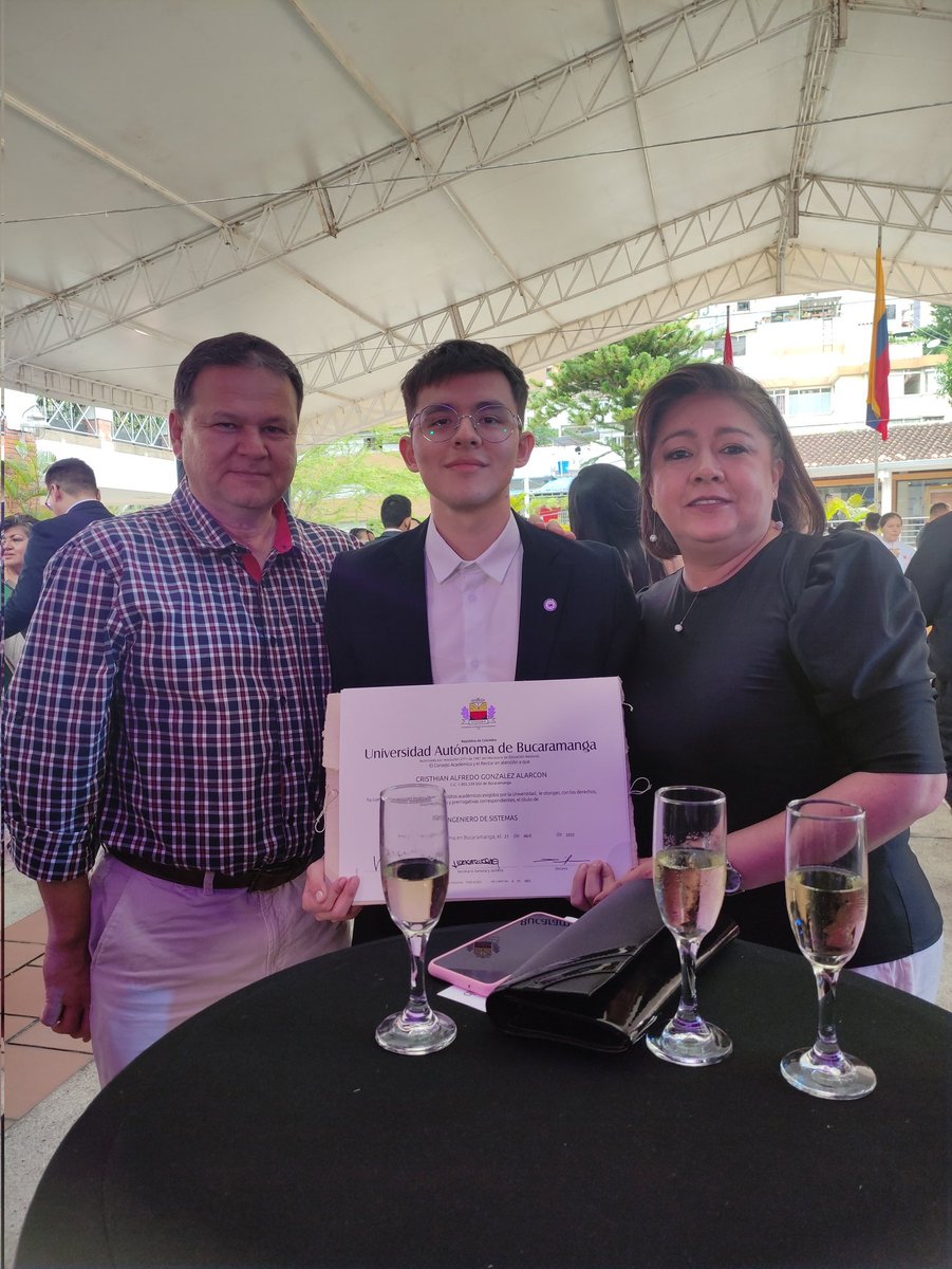 unab_online's tweet photo. ¡Enhorabuena! Salud por ustedes nuevos profesionales 🇨🇴🎓.🥂
#GradosUNAB https://t.co/XCQstHftUc