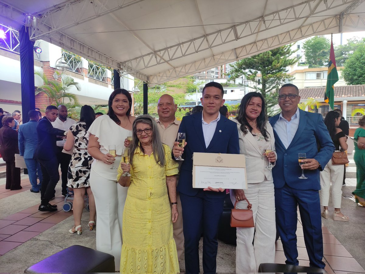 unab_online's tweet photo. ¡Enhorabuena! Salud por ustedes nuevos profesionales 🇨🇴🎓.🥂
#GradosUNAB https://t.co/XCQstHftUc