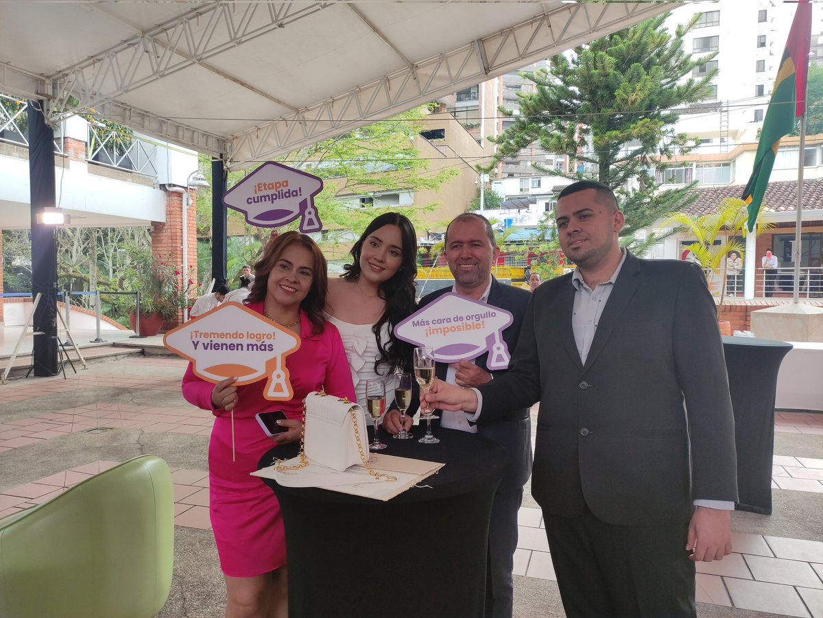 unab_online's tweet photo. ¡Enhorabuena! Salud por ustedes nuevos profesionales 🇨🇴🎓.🥂
#GradosUNAB https://t.co/XCQstHftUc
