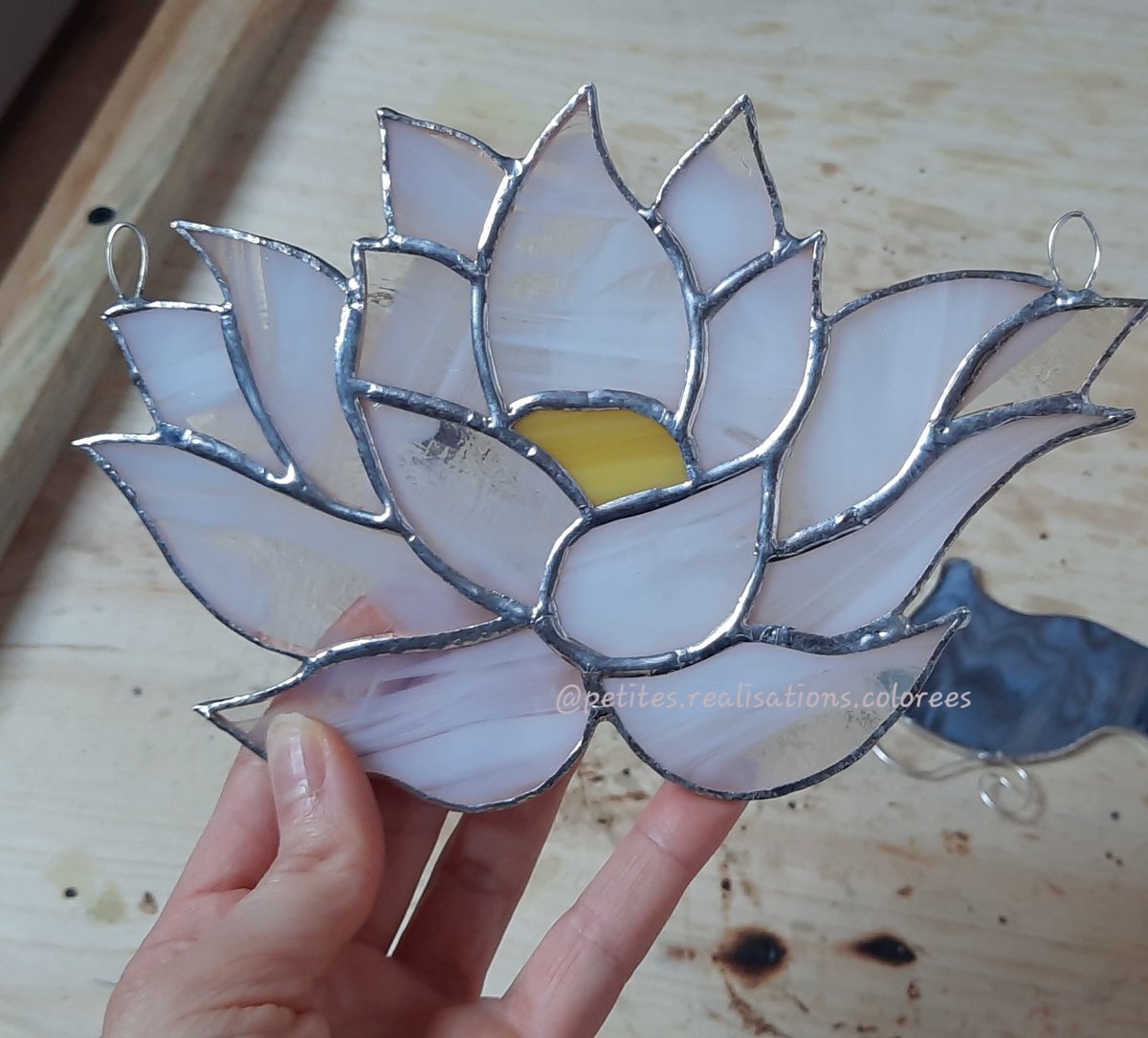 Lady_Comateen's tweet photo. Petite fleur de lotus que l'on m'a commandée, j'adore, un plaisir à réaliser ✨️🪷

#art #artist #stainedglass #stainedglasstiffany #vitrail #lotus https://t.co/pcQeBai2mV