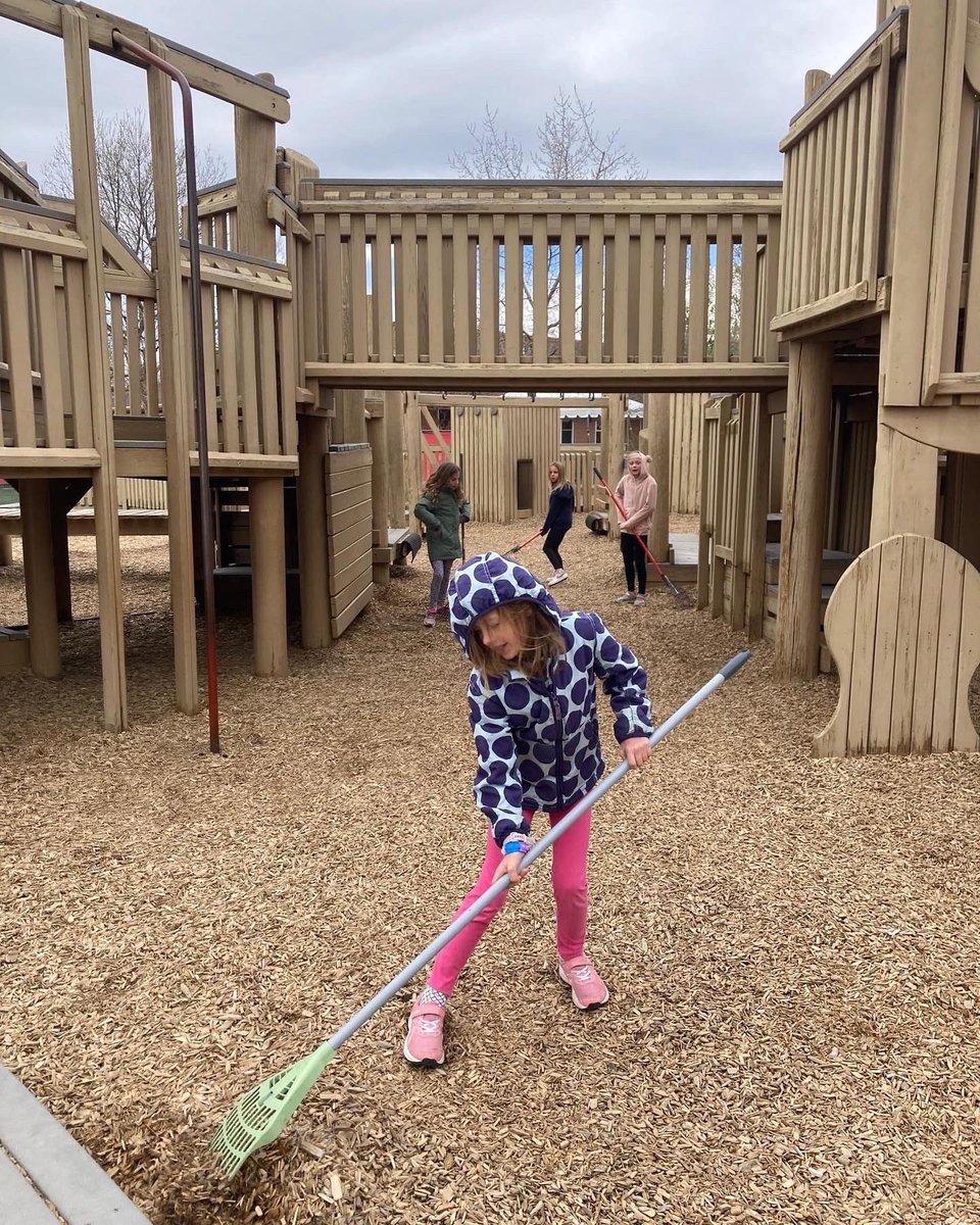 Third grade did a little Earth Day cleanup work today. Special thank you to Mr. Bosseler for your guidance. Great job, Bulldogs!
Have a great Earth Day tomorrow!

#thirdgrade #3rdgrade #earthday #earthday2023 #campus #schoolpride #cleanup