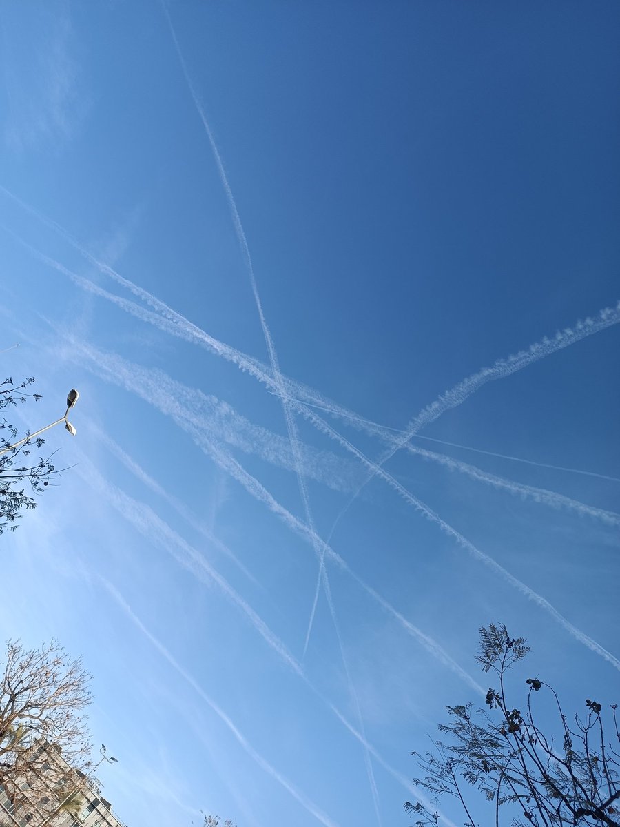 eoeeeeeeeeeeeee's tweet photo. @GeoingenieriaMu #barcelona #SequiaInducida #nosfumigan #bioterrorismo #geoingenieria #chemtrails #sanchezveteya #lellamancambioclimatico #gobiernodeldesproposito #laslluviassoloparamarruecos https://t.co/j42NL5aO1k