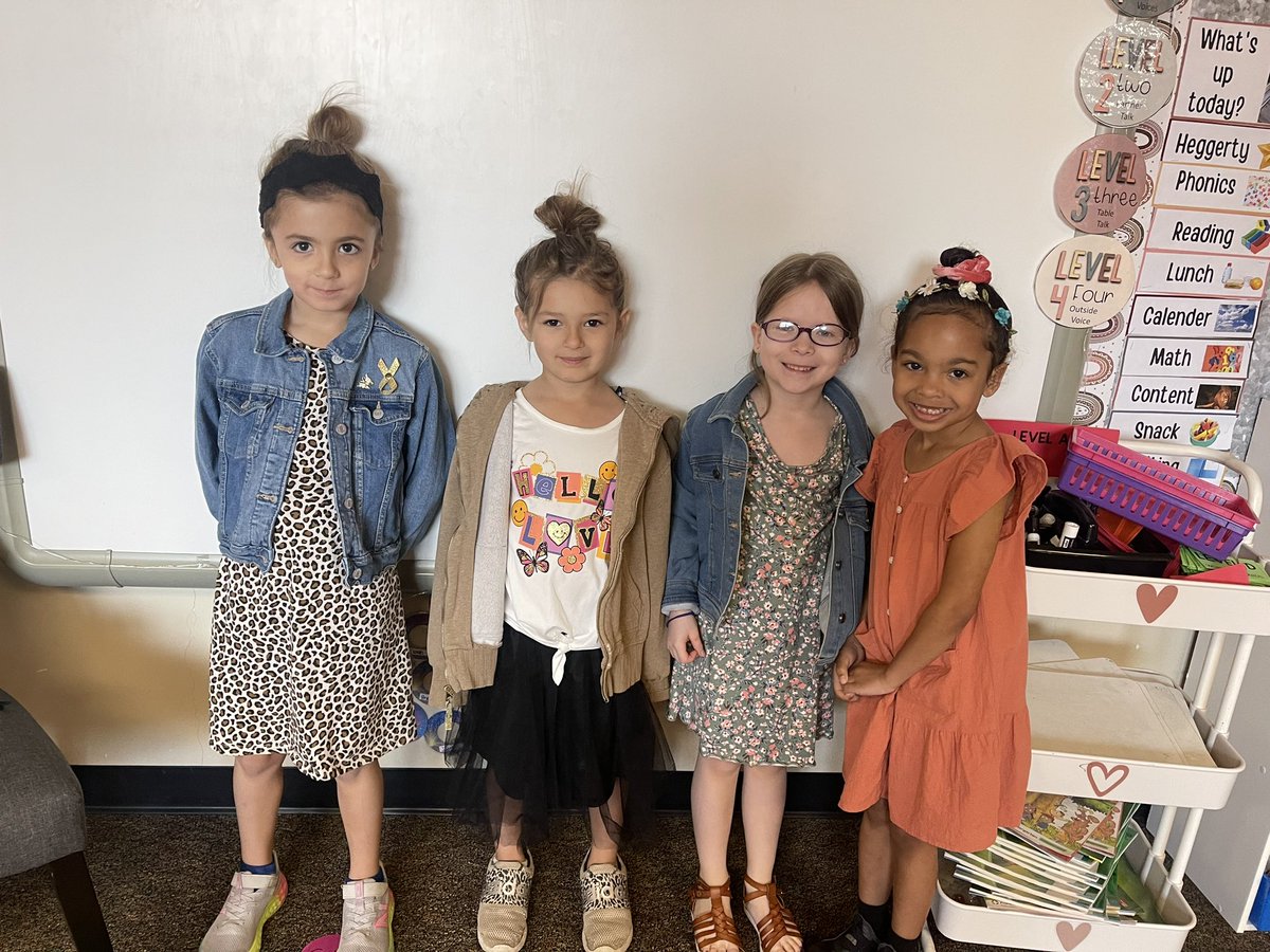 mrscaracciolo13's tweet photo. Dress like your teacher day for these girlies…they got it from hair to toe! 💛 https://t.co/dvFdIg8ueW