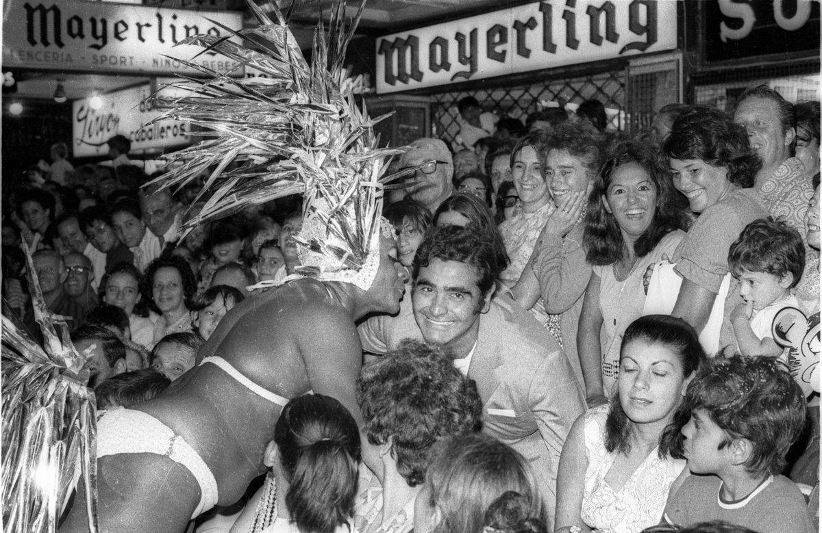 padreydecano122's tweet photo. La Diosa de Ébano, Rosa Luna saludando a Luis Cubilla (jugador de Nacional) en un desfile de llamadas.
Nacional y el candombe, los dos movimientos más populares del país. https://t.co/mIGCyBKSx0
