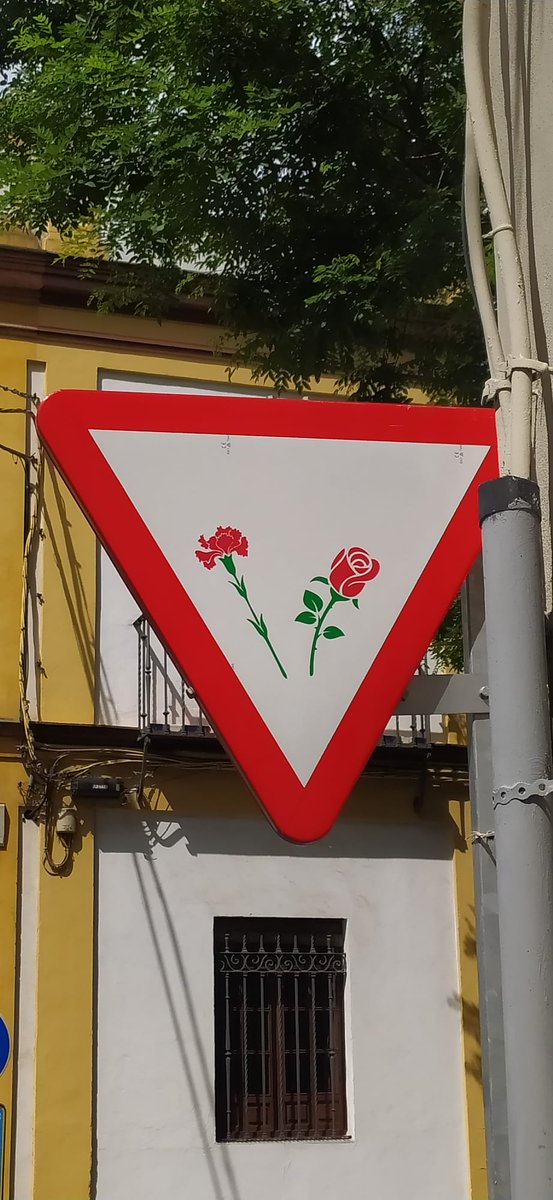 LucioVillegas's tweet photo. El Bansky de la Feria lo ha vuelto a hacer. Qué maravilla!! La flamenca, el Rey cajonero, los claveles grana... https://t.co/bxeAnEDFCD
