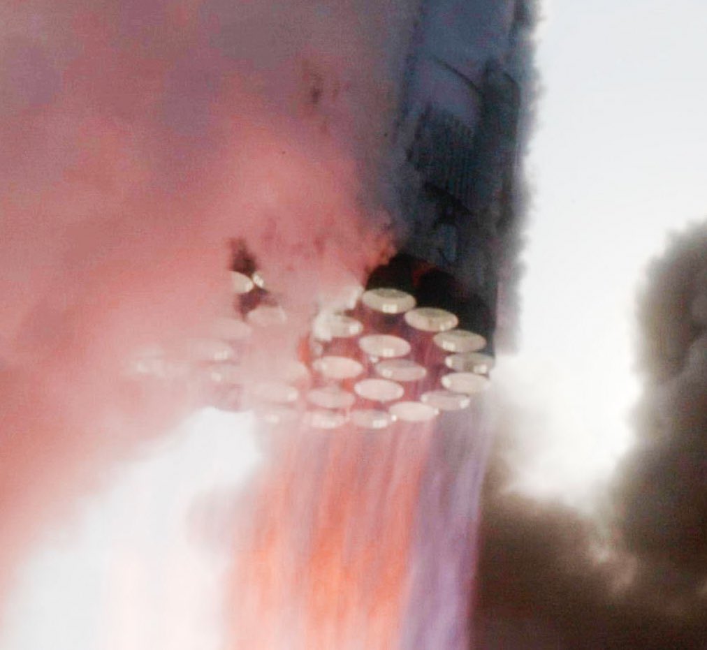 Masterplan2018's tweet photo. @elonmusk @SciGuySpace 1 Fondag Vs. 33 Raptors https://t.co/DIMDFZmNOf