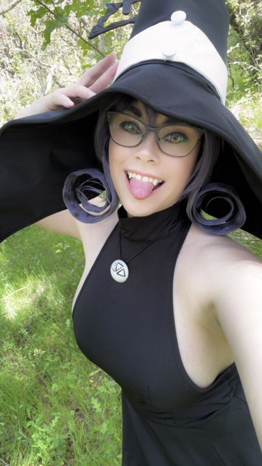 Beautiful day for a photoshoot! The sun is out and the mosquitos are fucking me up. 🐈&zwj;⬛ https://t.co