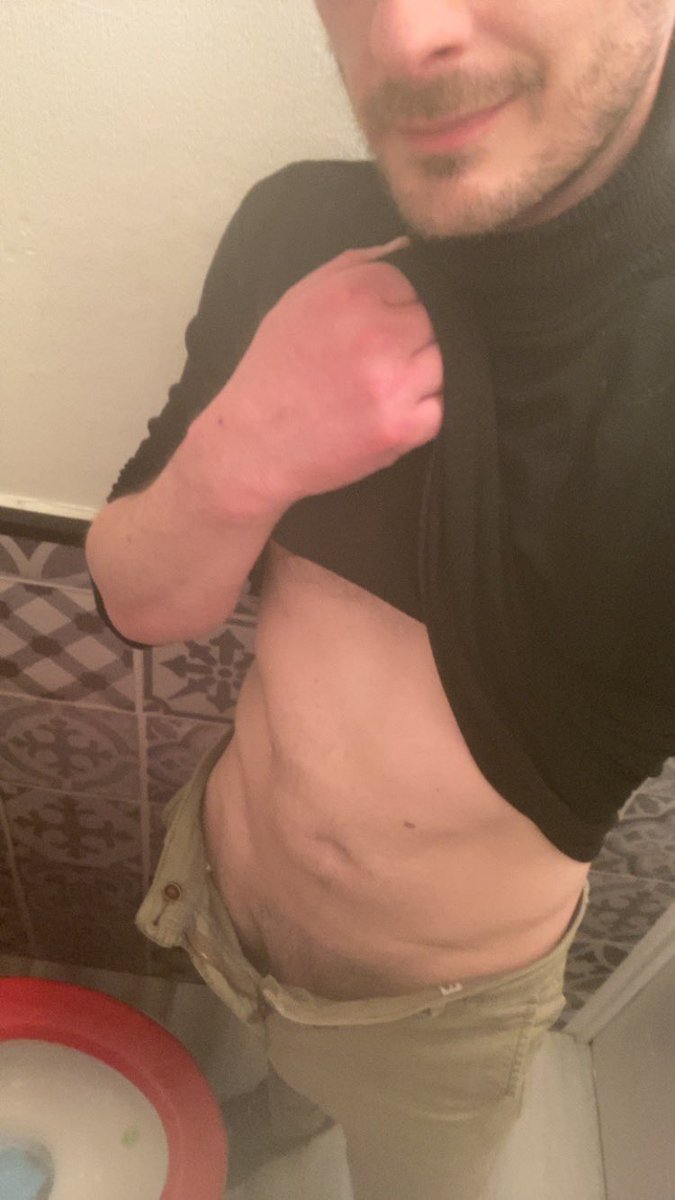 renth14000's tweet photo. Sans sous vêtements encore 😏

Merde je suis con c’est quotidien 🤭 https://t.co/qpmaU4lODH